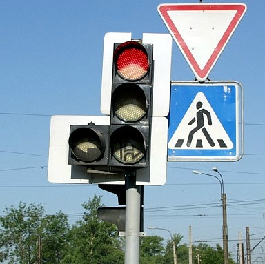 В организации движения на российских дорогах много нелепостей. Поворот на красный по ошибке, или Как власти игнорируют ГОСТ Р 52282-2004