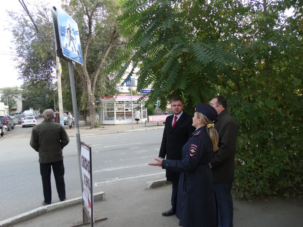 В Астрахани Общественный совет проверил на безопасность пешеходные переходы
