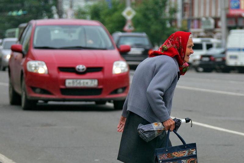 В Петербурге пешеходы сносят ограждения, чтобы бросаться под колеса